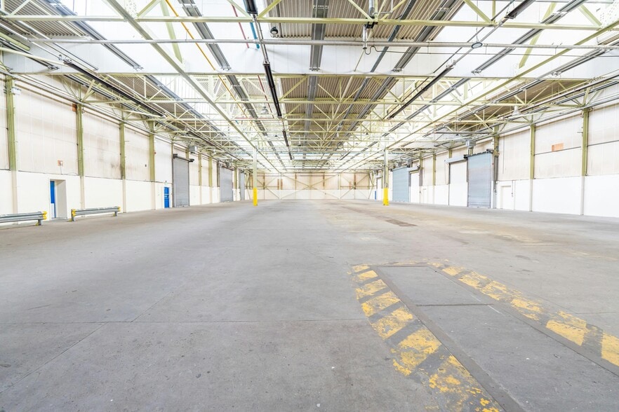 1 Triumph Way, Liverpool to rent - Building Photo - Image 3 of 10