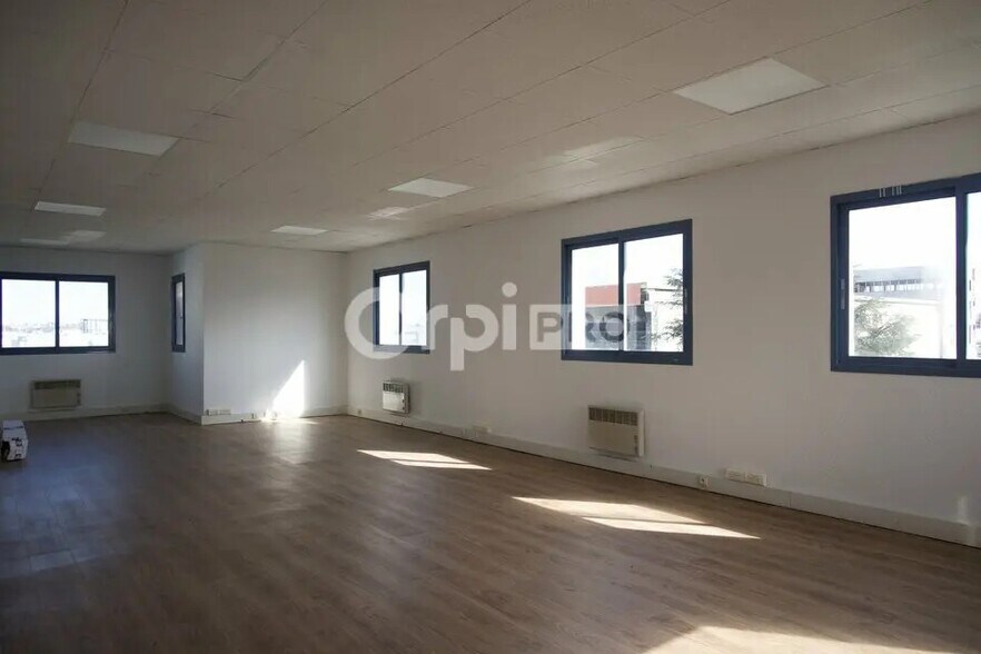 Office in Chassieu to rent - Interior Photo - Image 1 of 16