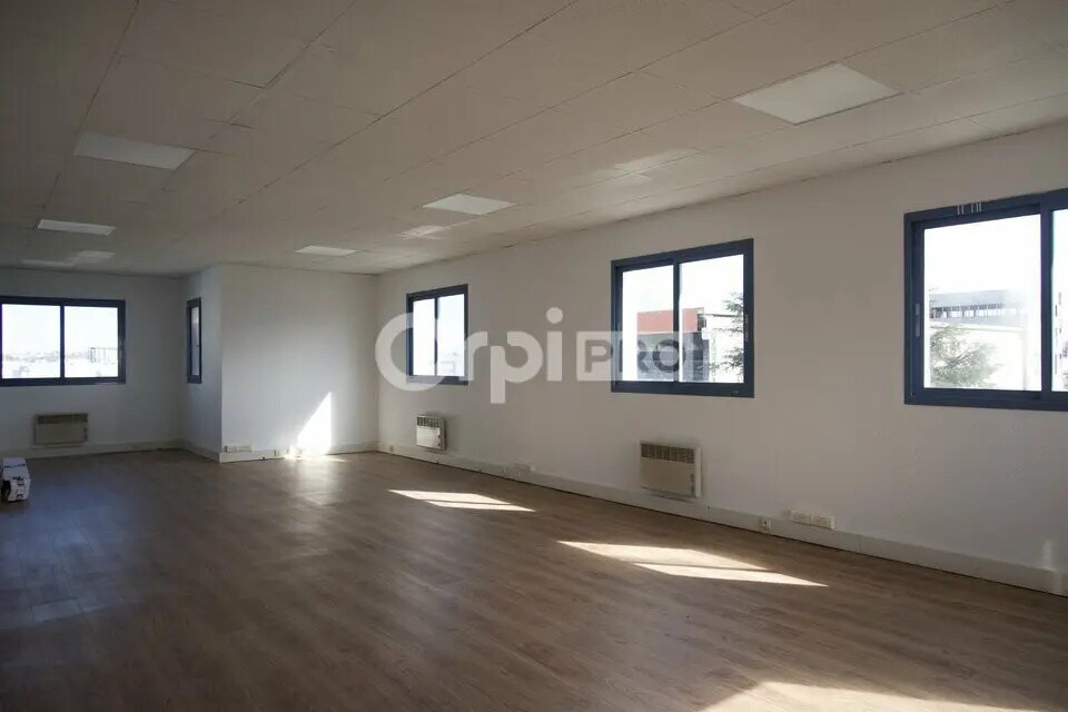 Office in Chassieu to rent Interior Photo- Image 1 of 17