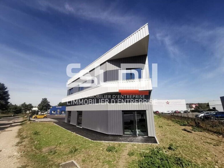 Retail in Bourgoin-Jallieu to rent - Building Photo - Image 1 of 7
