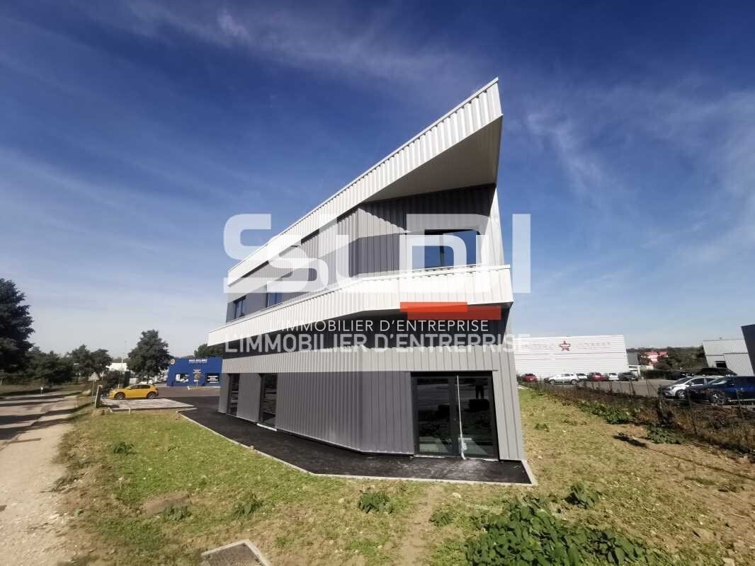 Retail in Bourgoin-Jallieu to rent Building Photo- Image 1 of 8