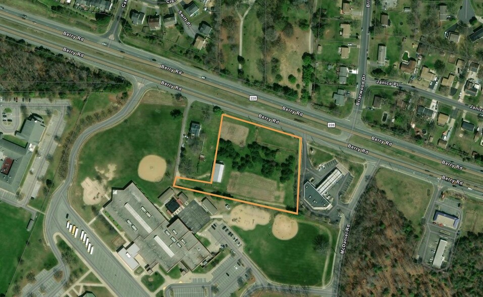 Berry Road, Waldorf, MD for sale - Primary Photo - Image 1 of 2