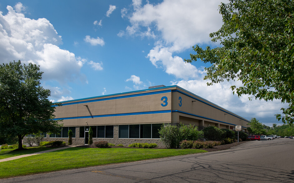 300-322 Commerce Park Dr, Cranberry, PA for sale - Building Photo - Image 1 of 1