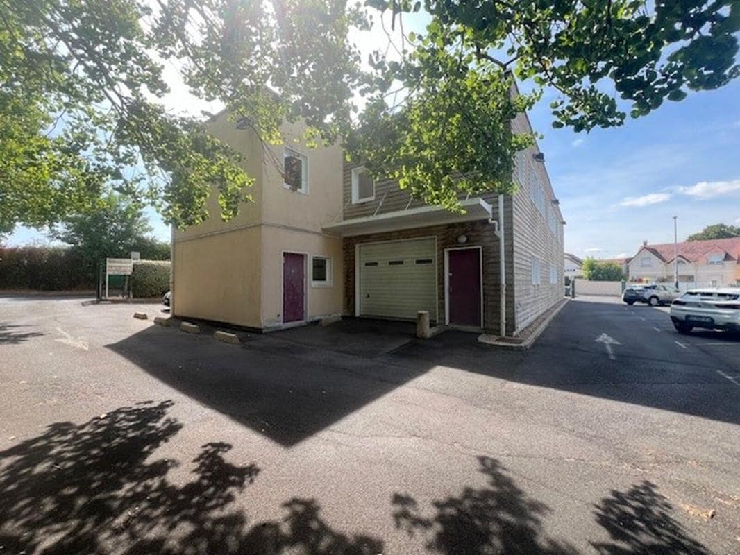 Light Industrial in Gometz Le Chatel for sale Building Photo- Image 1 of 10
