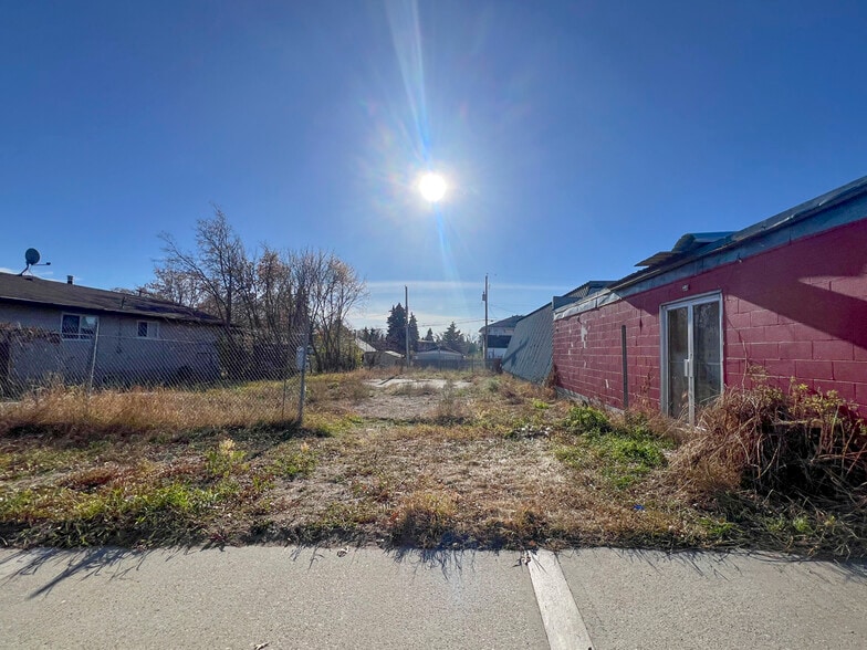 Building and Vacant Lot in Stony Plain portfolio of 2 properties for sale on LoopNet.co.uk - Building Photo - Image 2 of 4