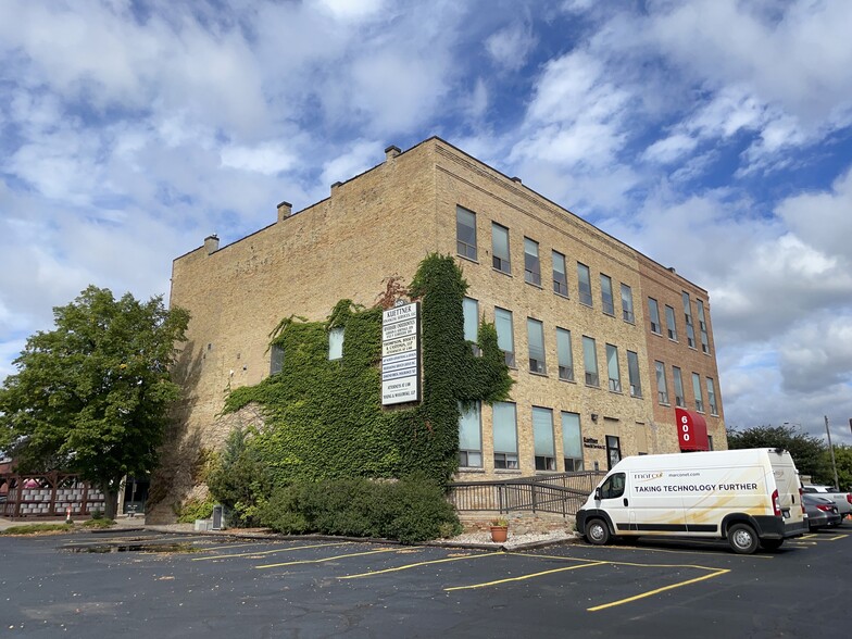 600 S Main St, Oshkosh, WI for sale - Primary Photo - Image 1 of 1