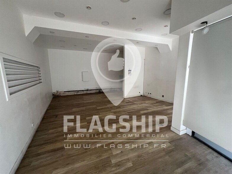 Retail in Charenton-le-Pont to rent - Building Photo - Image 2 of 6