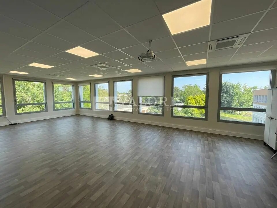 Office in Dardilly to rent Interior Photo- Image 1 of 6