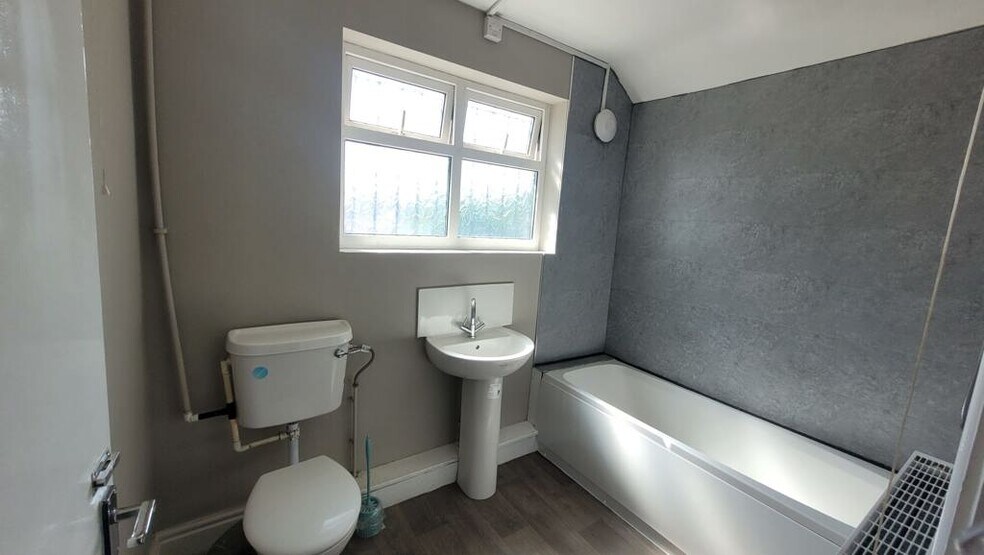 324 Southcoates Ln, Hull for sale - Interior Photo - Image 2 of 7