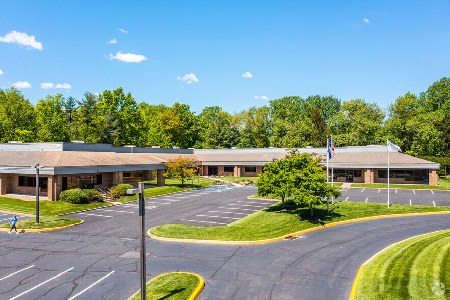 700 Business Center Dr, Horsham, PA for rent - Building Photo - Image 1 of 4