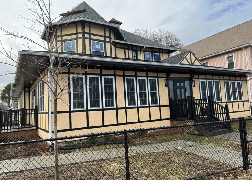 817 Albany Ave, Hartford, CT for sale - Building Photo - Image 1 of 17