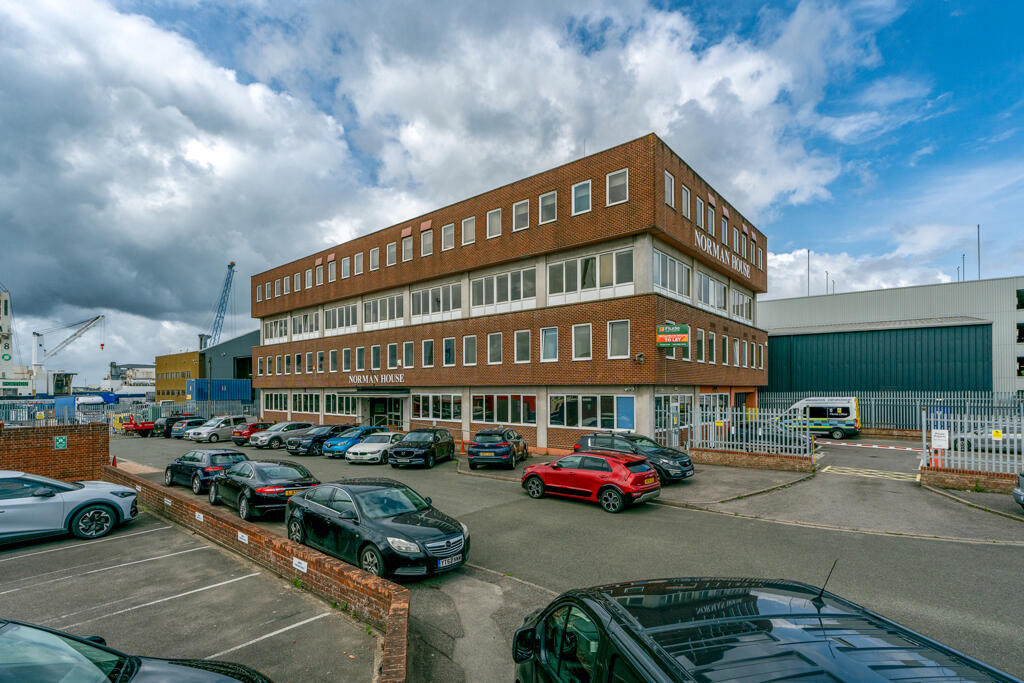 Kettering Ter, Portsmouth to rent Primary Photo- Image 1 of 4