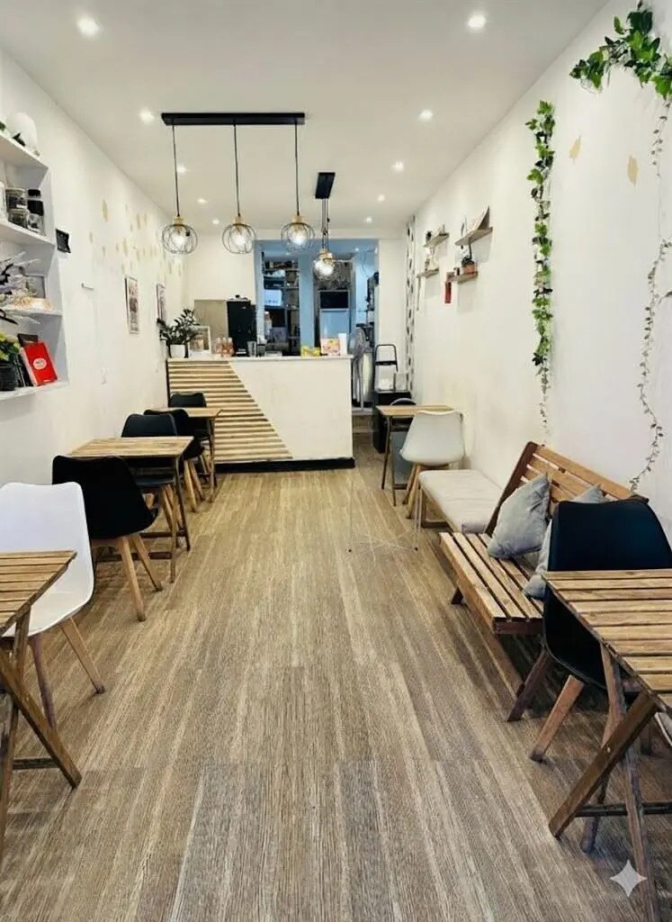 Retail in Paris to rent Interior Photo- Image 1 of 3