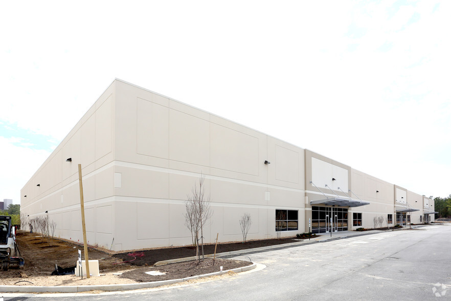 5800-5850 Eastport Blvd, Richmond, VA for rent - Building Photo - Image 1 of 4