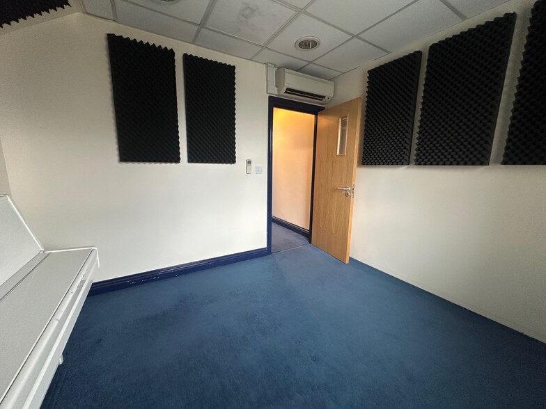 16 High St, Slough to rent - Building Photo - Image 3 of 4