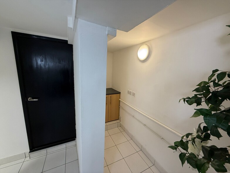 28-28A Scot Ln, Doncaster to rent - Building Photo - Image 3 of 5