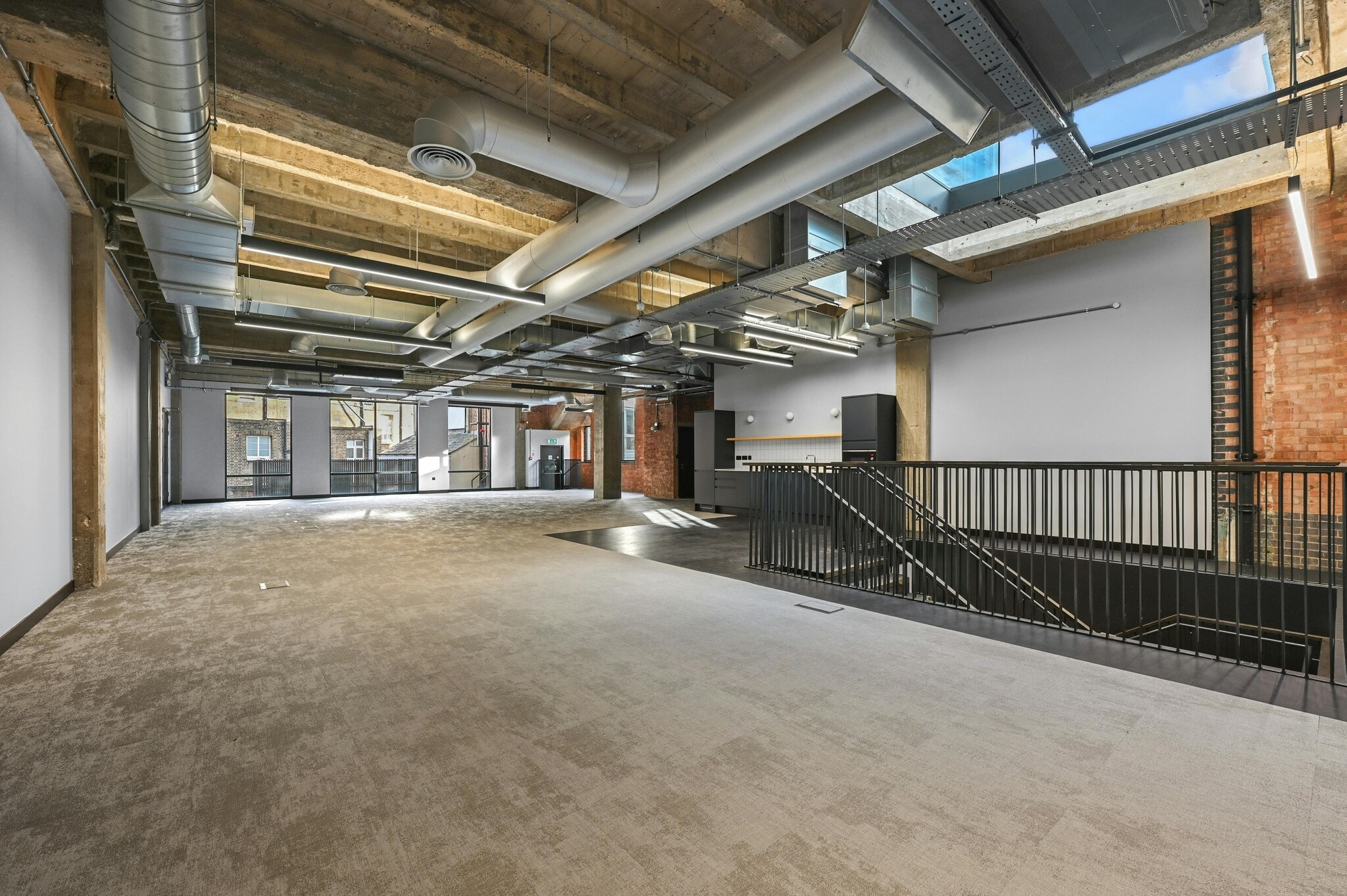 338-346 Goswell Rd, London to rent Building Photo- Image 1 of 14