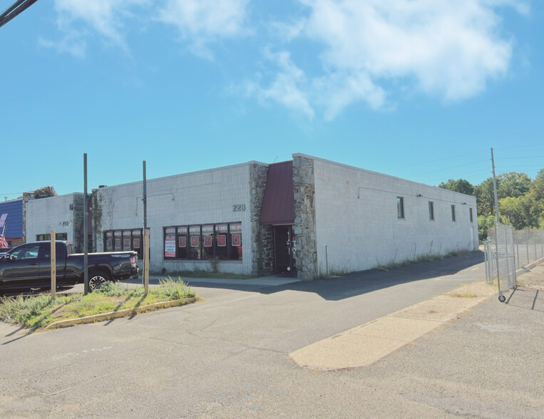 228 Farmingdale Rd, Farmingdale, NY for sale - Building Photo - Image 1 of 1