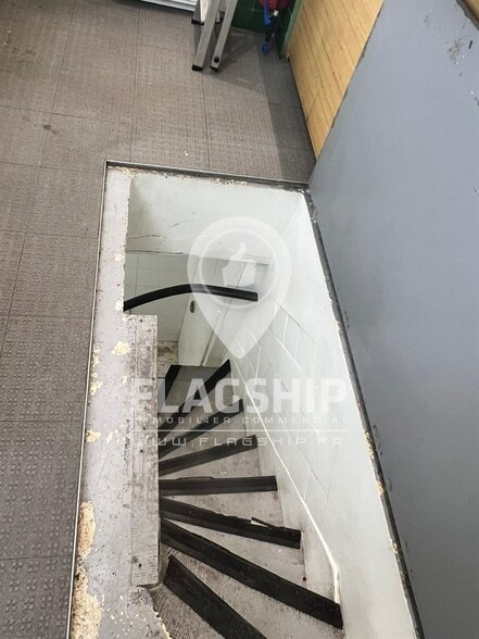 Retail in Paris to rent - Interior Photo - Image 3 of 4