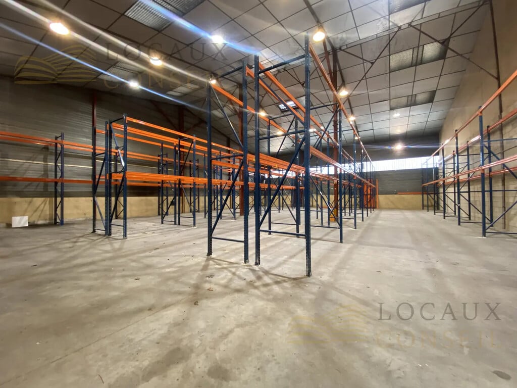 Location Local d'activités 300 m² - Photo 1