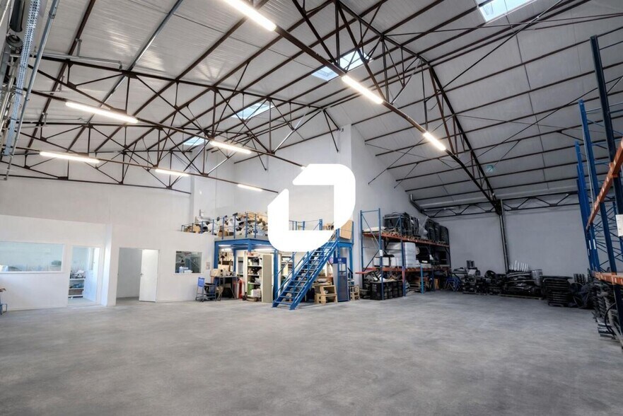 Light Industrial in Vaulx-en-Velin to rent - Building Photo - Image 2 of 33