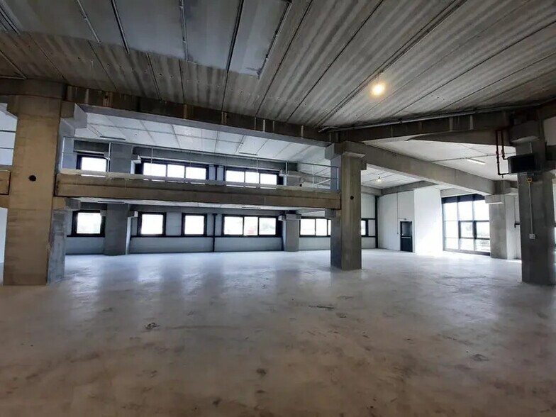 Light Industrial in Colombes to rent - Interior Photo - Image 2 of 5