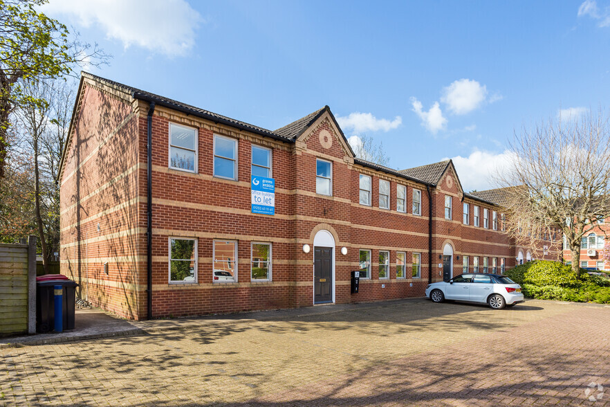 Gleneagles Ct, Crawley for rent - Primary Photo - Image 1 of 8