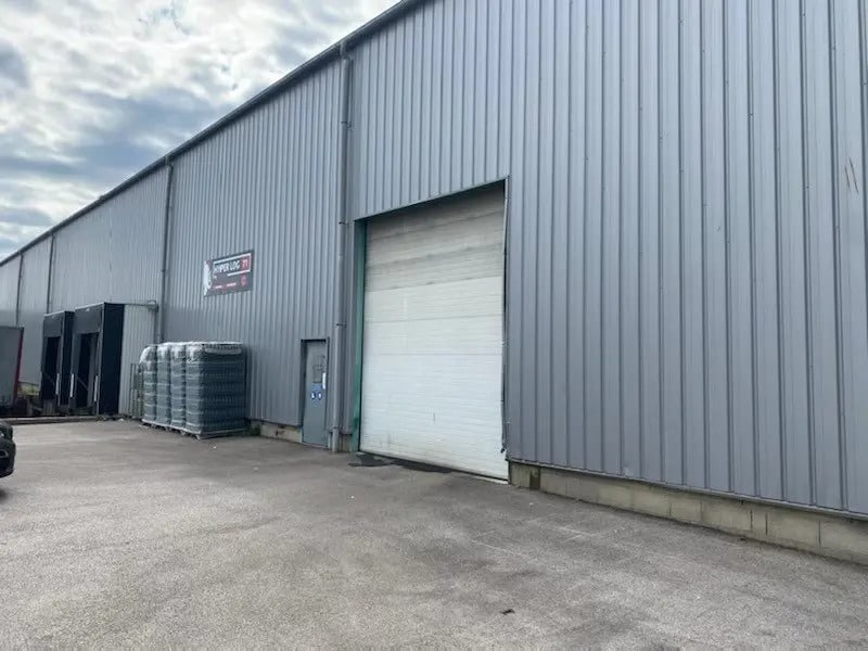 Location Local d'activités 2 700 m² - Photo 1