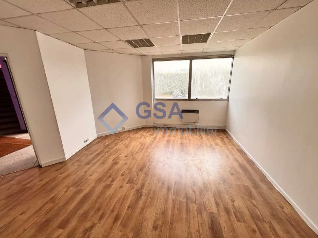 Office in Grigny to rent Interior Photo- Image 1 of 3