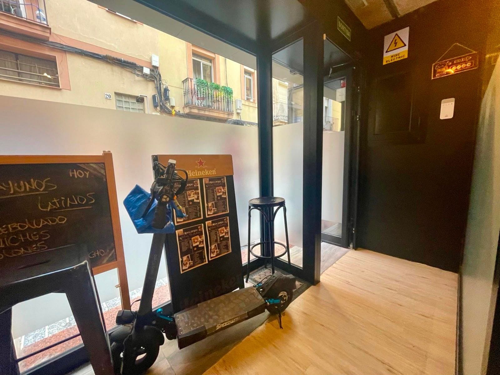 Retail in Barcelona, Barcelona to rent Interior Photo- Image 1 of 23