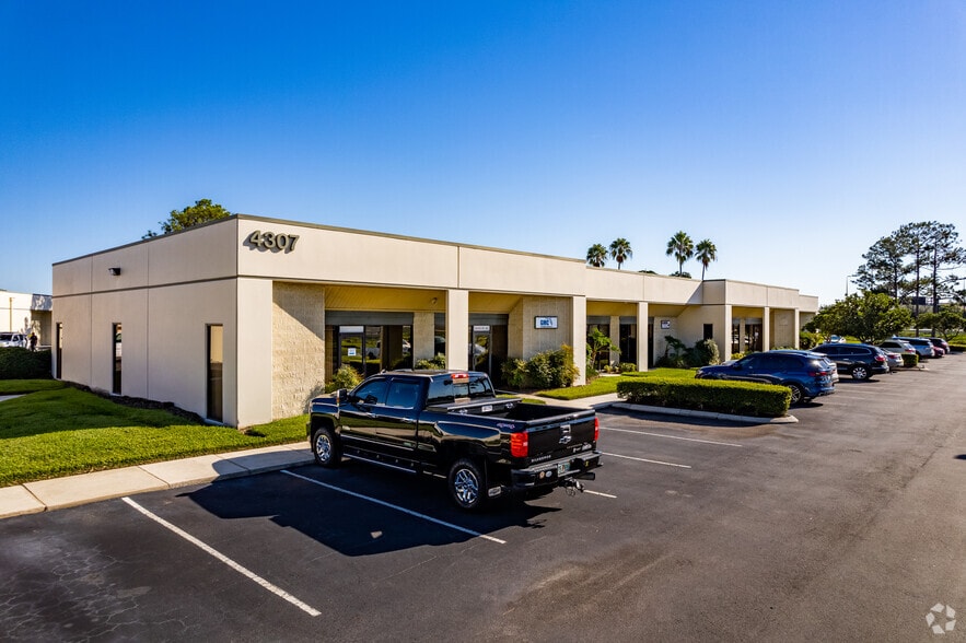 4303 Vineland Rd, Orlando, FL to rent - Building Photo - Image 2 of 33