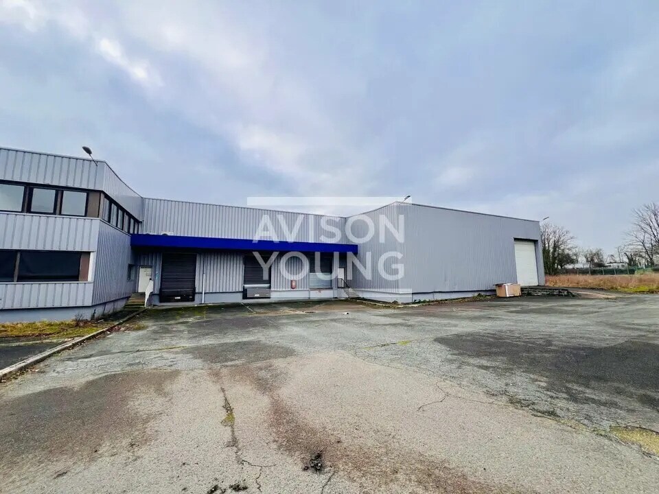 Light Industrial in Louvres to rent Building Photo- Image 1 of 10