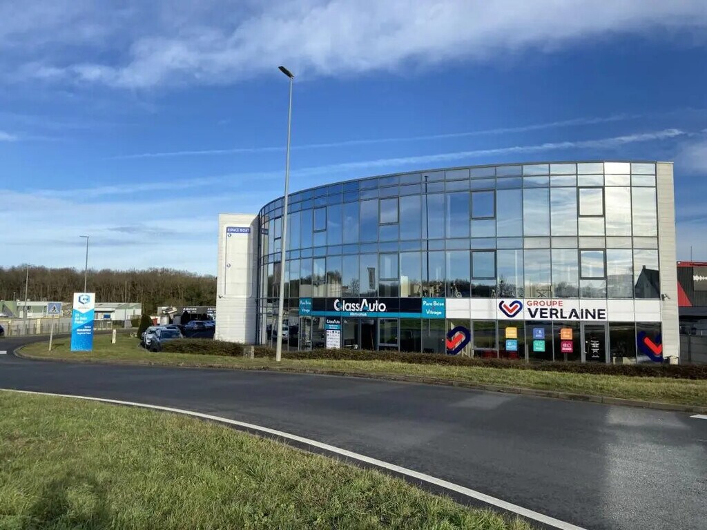 Location Commerce 125 m² - Photo 1