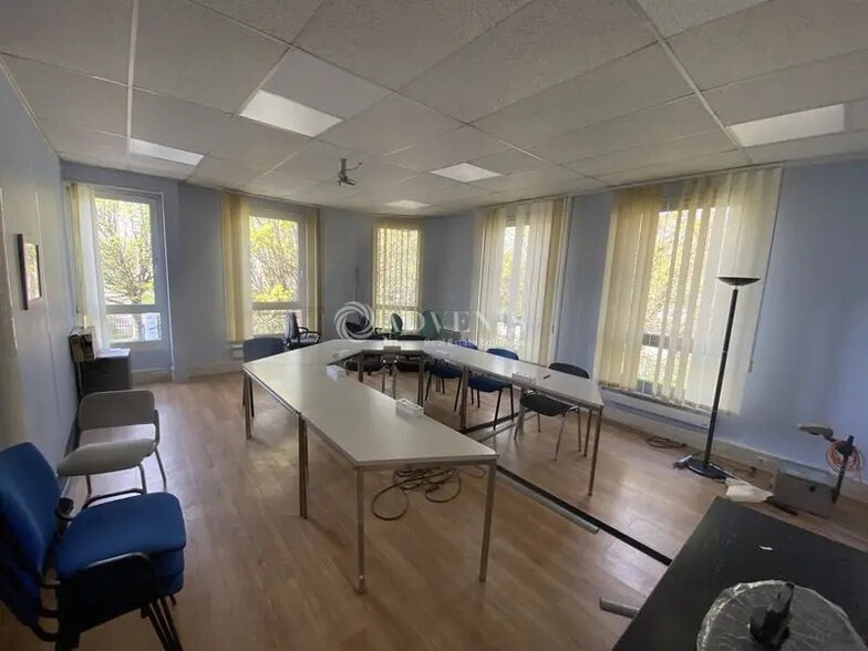 Light Industrial in Montigny-le-Bretonneux to rent - Building Photo - Image 3 of 9