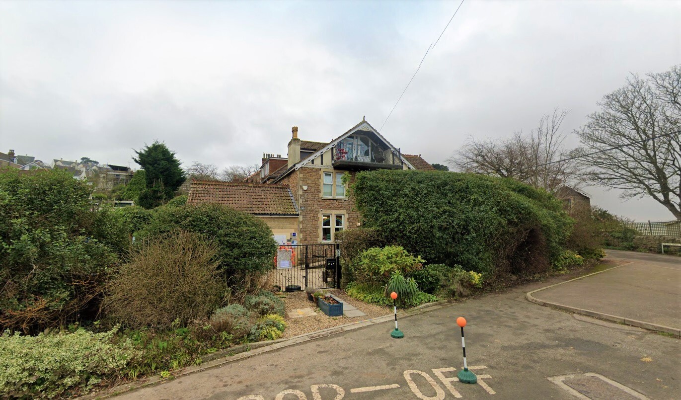 49 Beach Rd W, Portishead for sale Primary Photo- Image 1 of 11