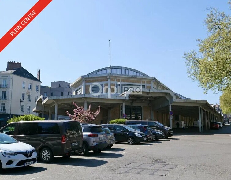 Retail in Nantes to rent - Building Photo - Image 1 of 6
