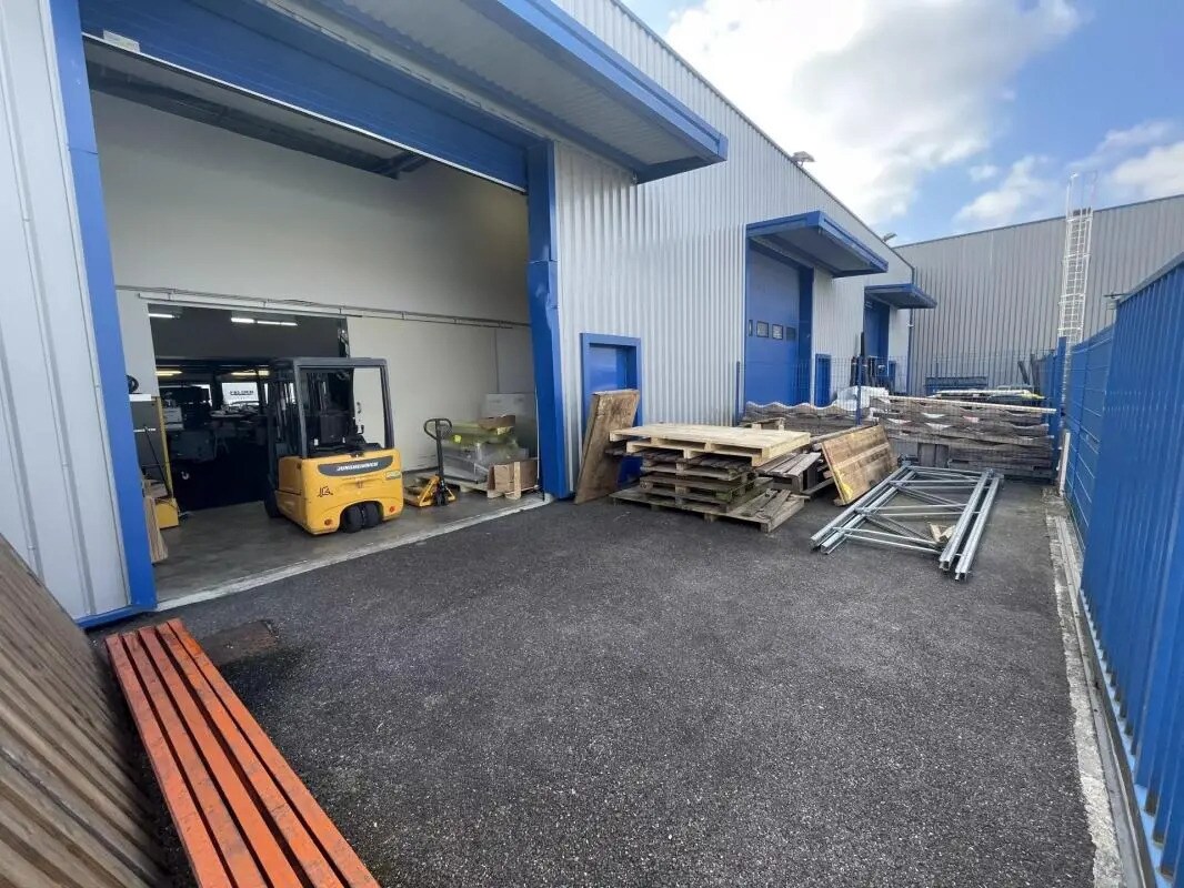 Light Industrial in SAINT-JEAN-D'ILLAC to rent Building Photo- Image 1 of 10