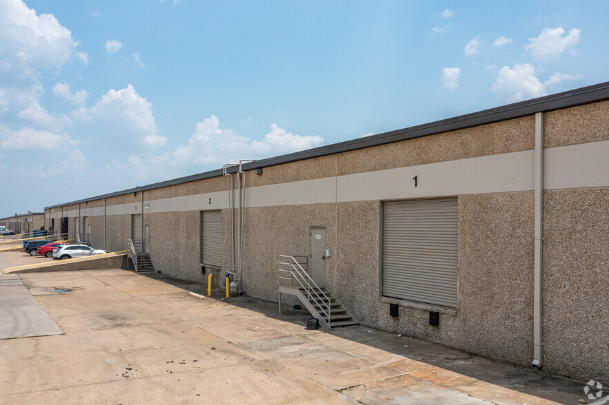 1201 W Carrier Pkwy, Grand Prairie, TX for rent - Building Photo - Image 2 of 17