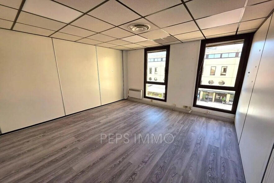 Office in Aix-en-Provence to rent - Building Photo - Image 2 of 7