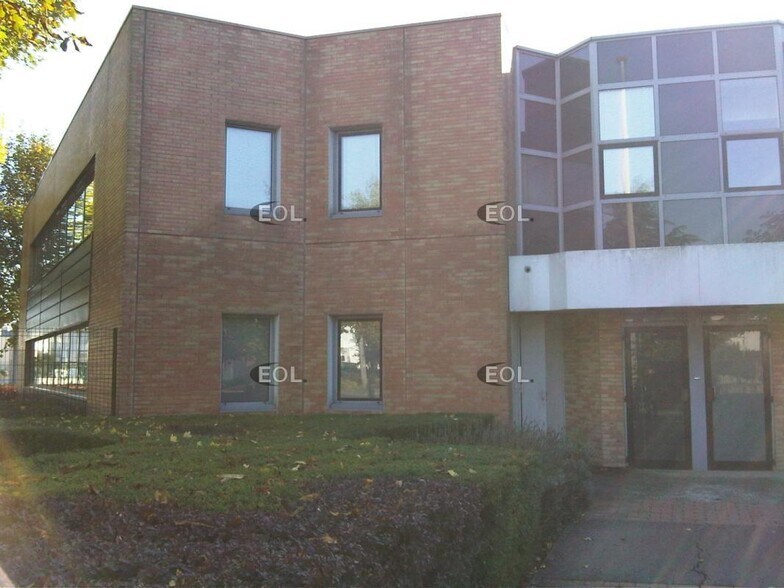 Light Industrial in Chelles to rent - Building Photo - Image 2 of 2