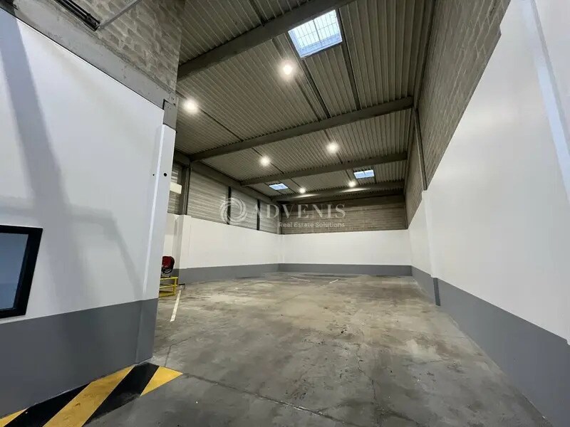 Light Industrial in Élancourt to rent Interior Photo- Image 1 of 8
