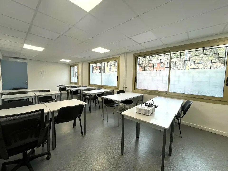 Location Bureaux 423 m² - Photo 1