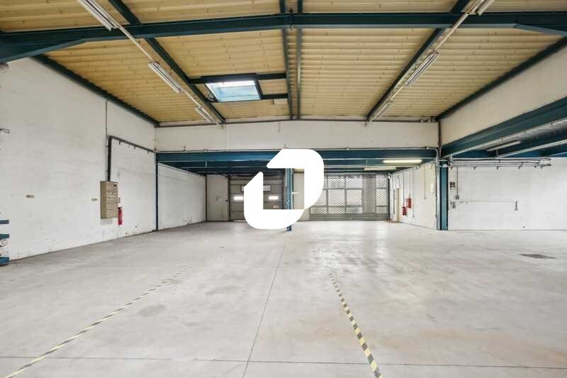 Light Industrial in Tremblay-en-France to rent Interior Photo- Image 1 of 13
