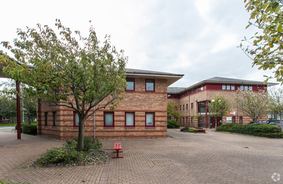 David St, Bridgend to rent - Building Photo - Image 3 of 5