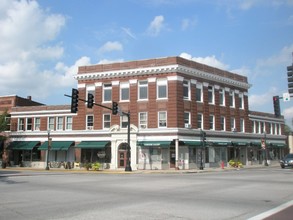 100 N Main St, Edwardsville, IL for rent Primary Photo- Image 1 of 11