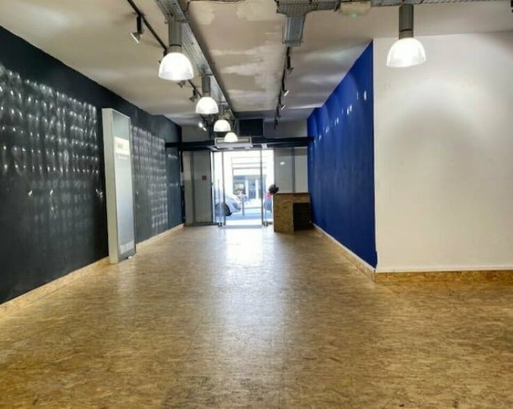 Retail in Marseille to rent - Interior Photo - Image 2 of 3
