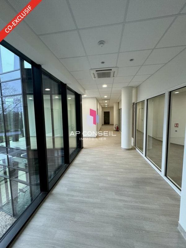 Office / Medical in Le Port-Marly to rent Interior Photo- Image 1 of 11