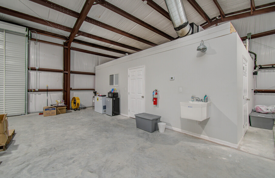 7514 Bailey Rd, Pearland, TX for rent - Interior Photo - Image 3 of 22