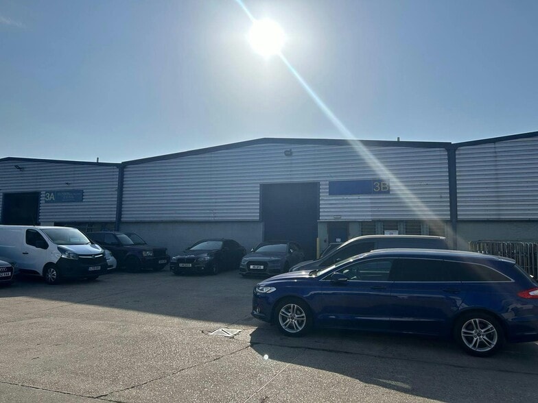 Henley Rd, London to rent - Building Photo - Image 2 of 4