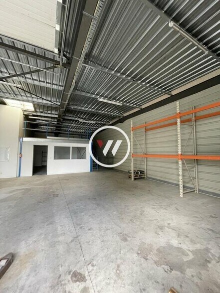 Light Industrial in Roquefort-la-Bédoule to rent - Interior Photo - Image 3 of 9